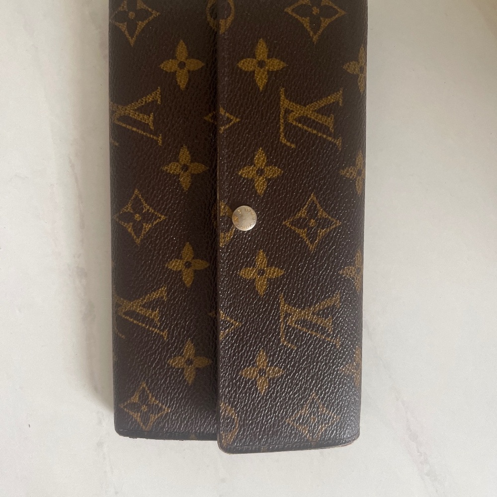 Louis Vuitton Sara wallet/ crossbody